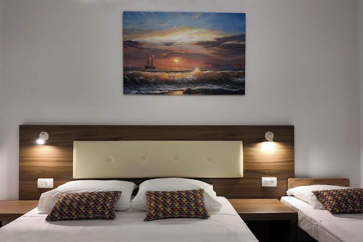Room 4 of 33