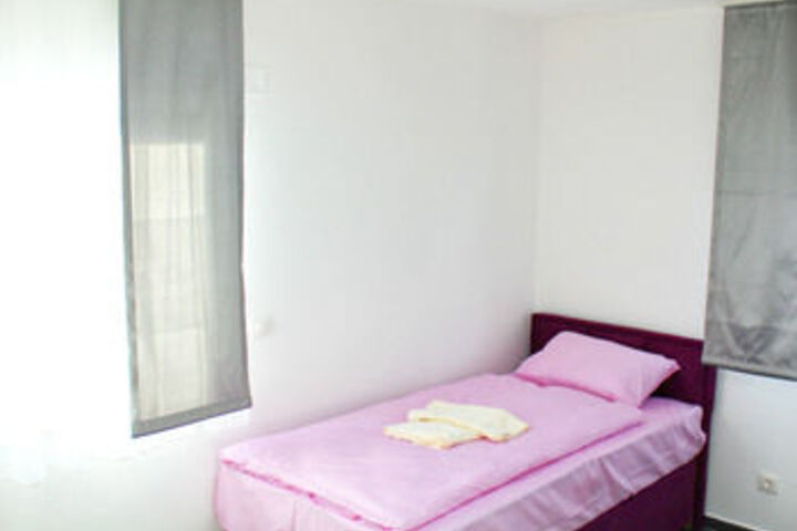 Room 9 of 11