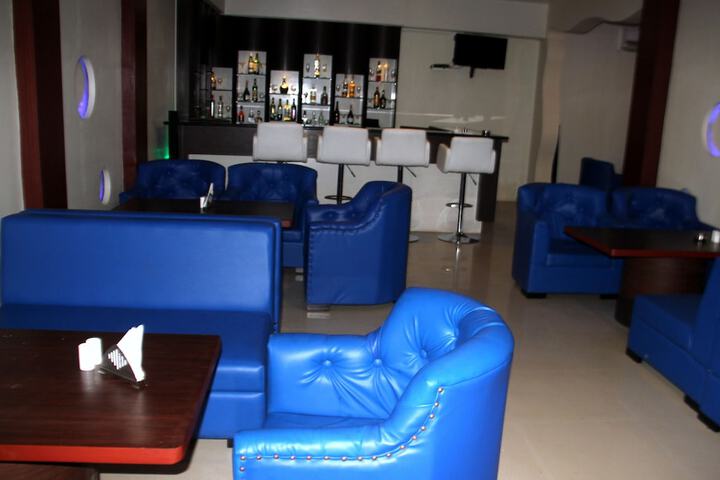 Lounge 77 of 94
