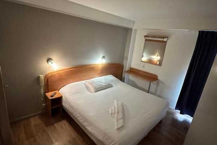Room 5 of 18