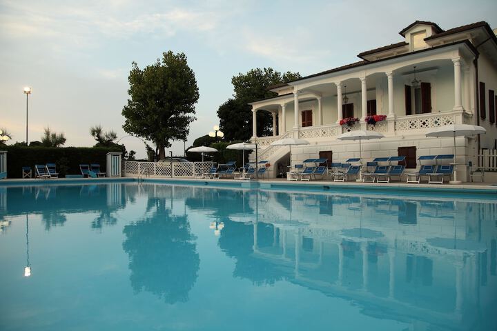Hotel Pool