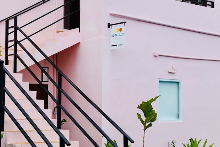 Room 12: Sunlit Balcony Stay Near Calle Cerra in San Juan