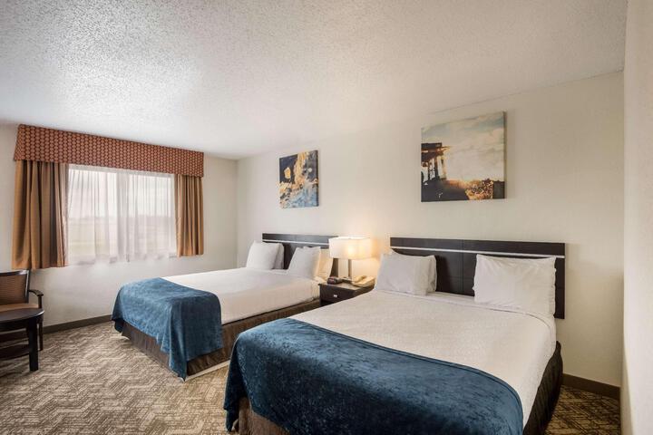 2 Queen Beds Microwave and Refrigerator 32 Inch LCD Television High Speed Internet Full Breakfast (5 of 18)