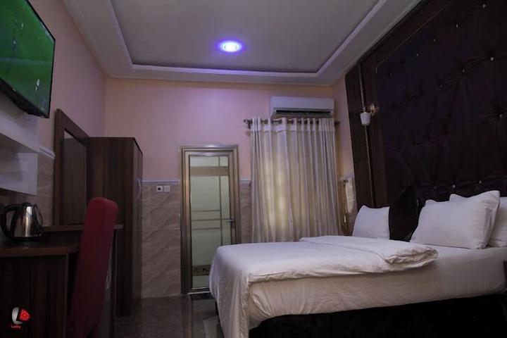 Room 12 of 76