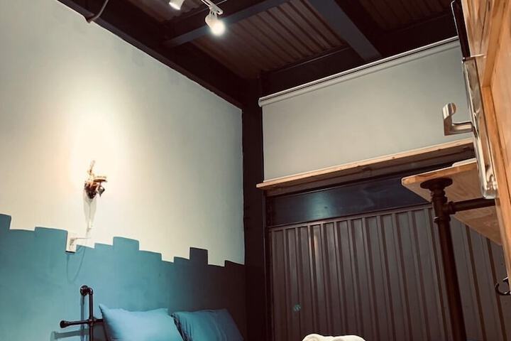 Room 9 of 10
