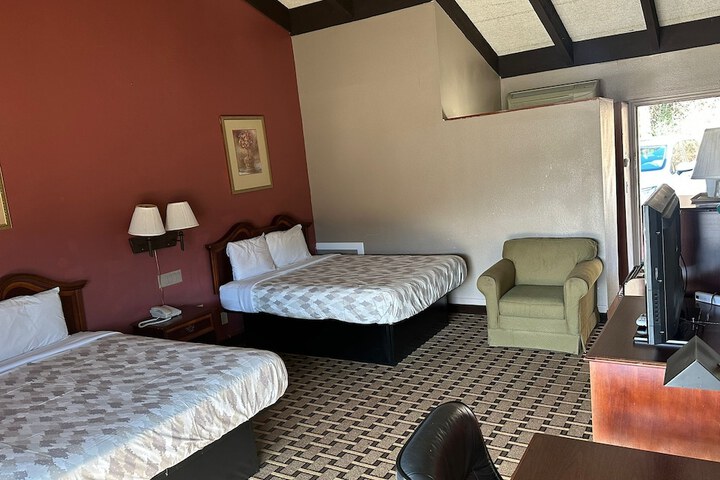 2 Queen Beds (3 of 8)
