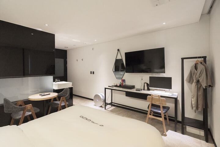 Room 6 of 52
