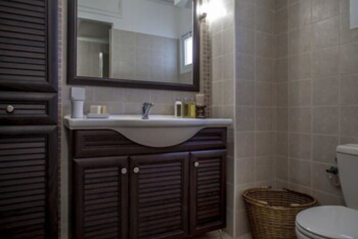 Room 3 of 28
