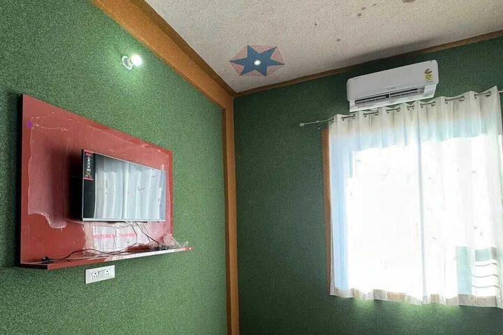 Room 10 of 28