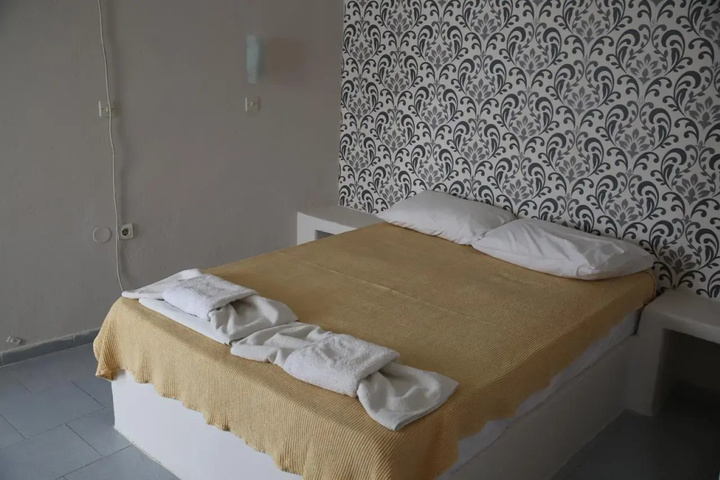 Room 4 of 9