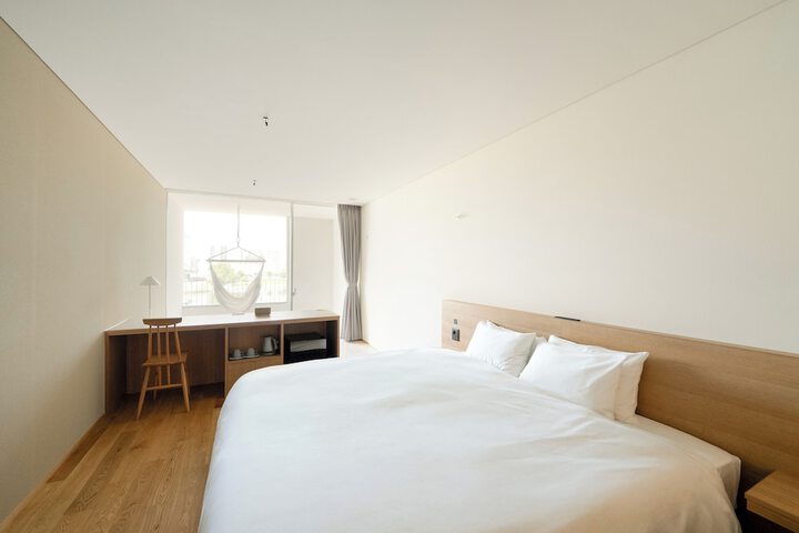 Room 6 of 42