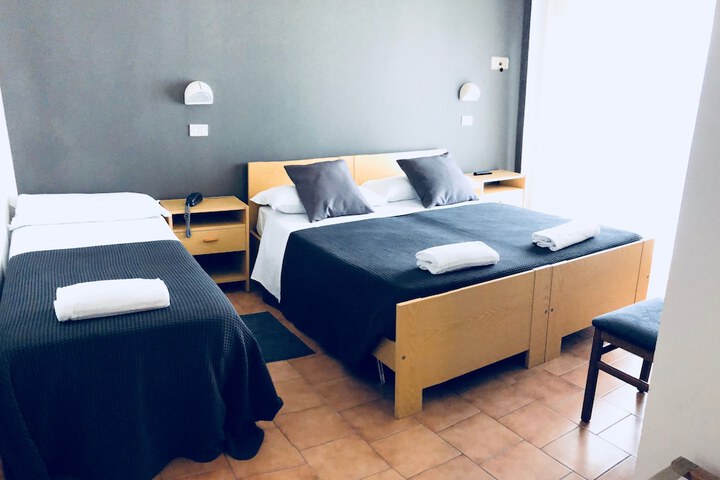 Room 4 of 76