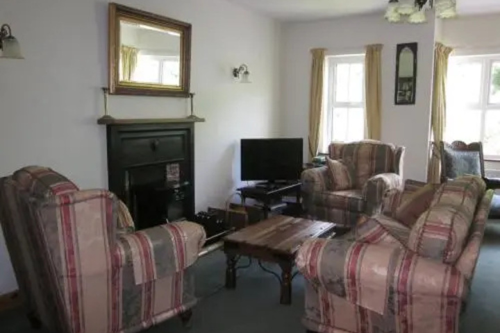 Room 5 of 8