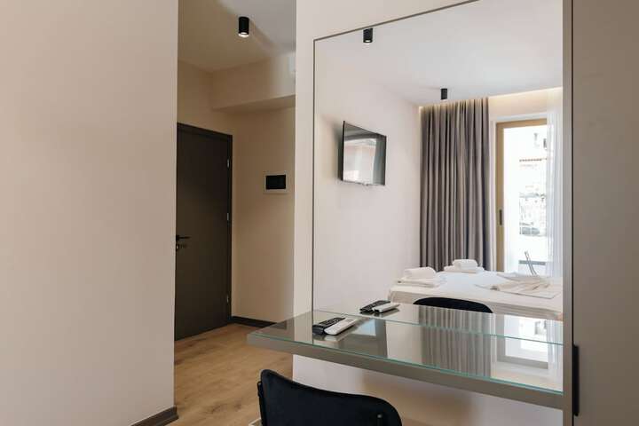 Room 11 of 37
