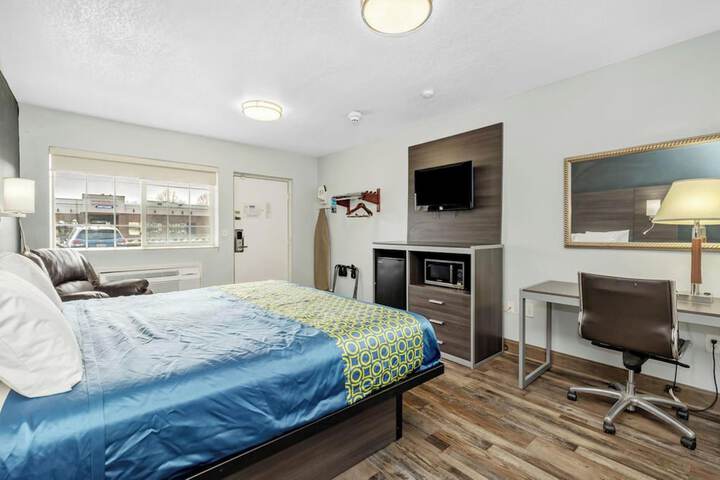 1 Queen Bed (28 of 31)