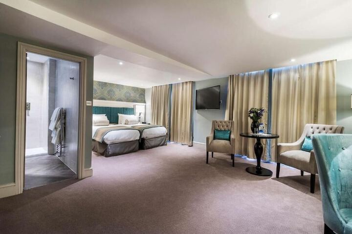Room 53 of 106