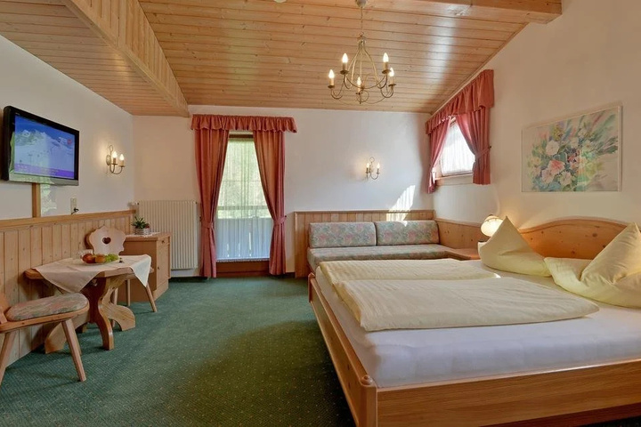 Room 5 of 11
