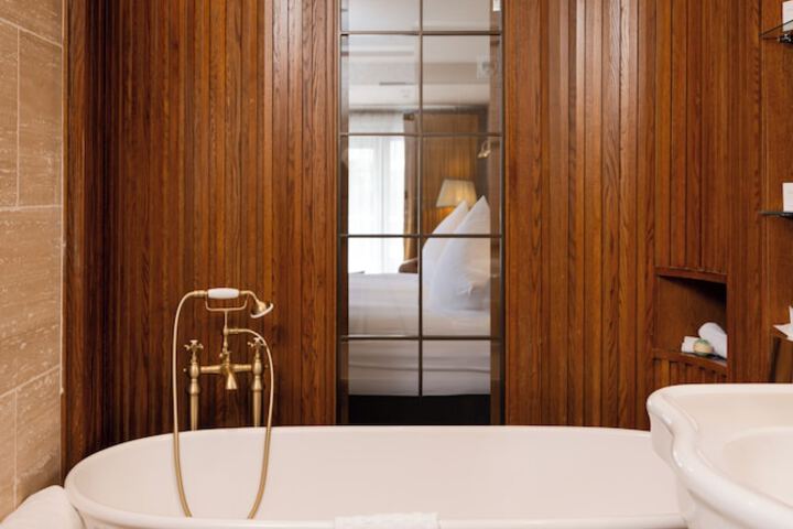 Room 105 of 172
