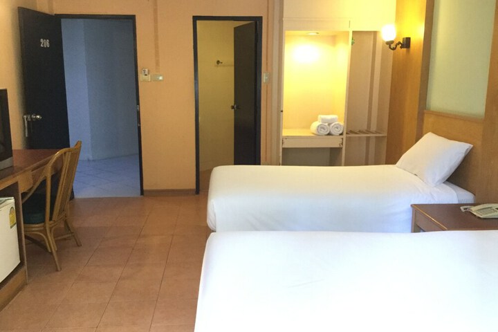 Room 12 of 50