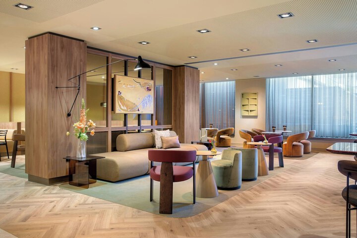 Lounge 72 of 93