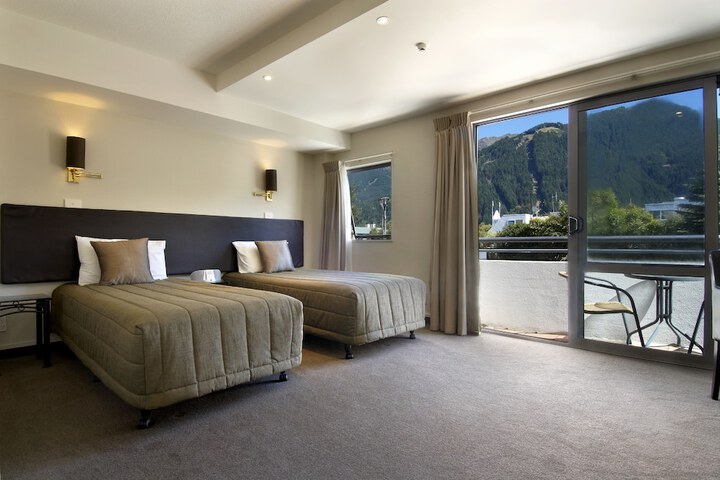 Room 25 of 39