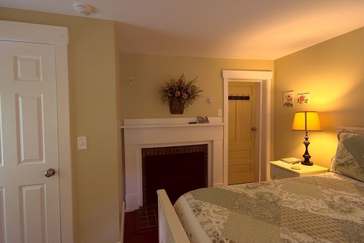 Room 25 of 38