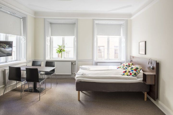 Room 9 of 103