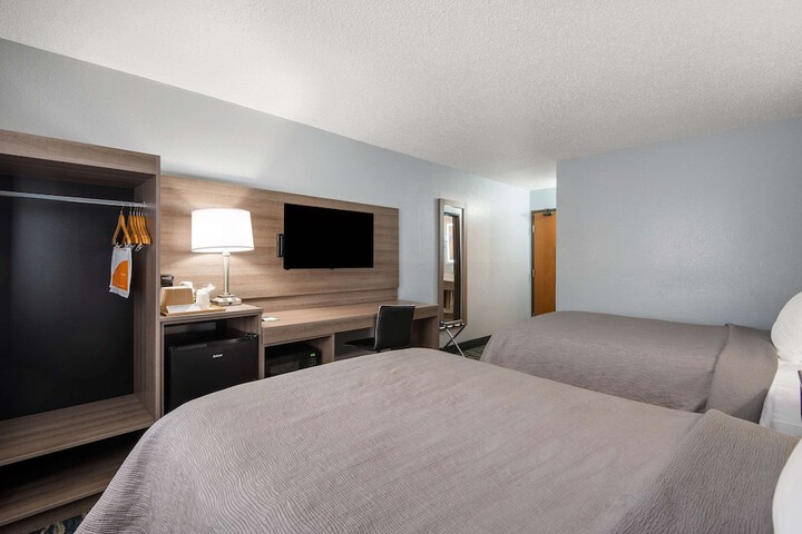 1 King Bed (5 of 7)