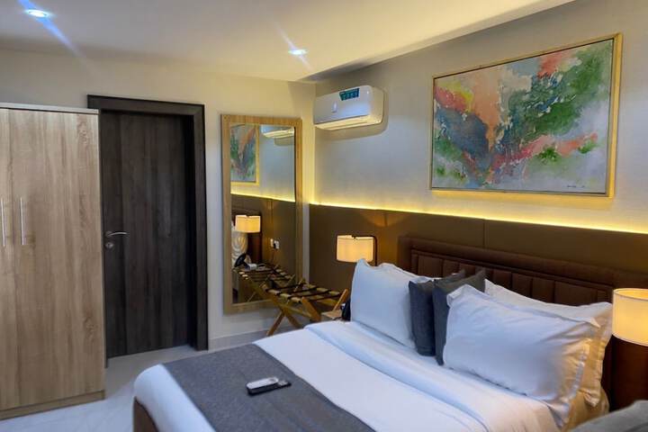 Room 4 of 82