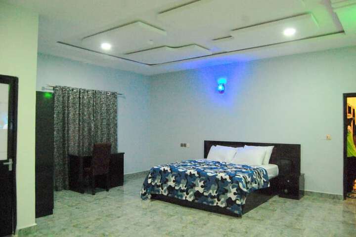 Room 6 of 28