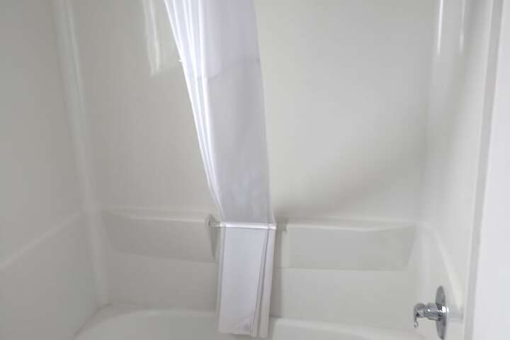 Room 4 of 8