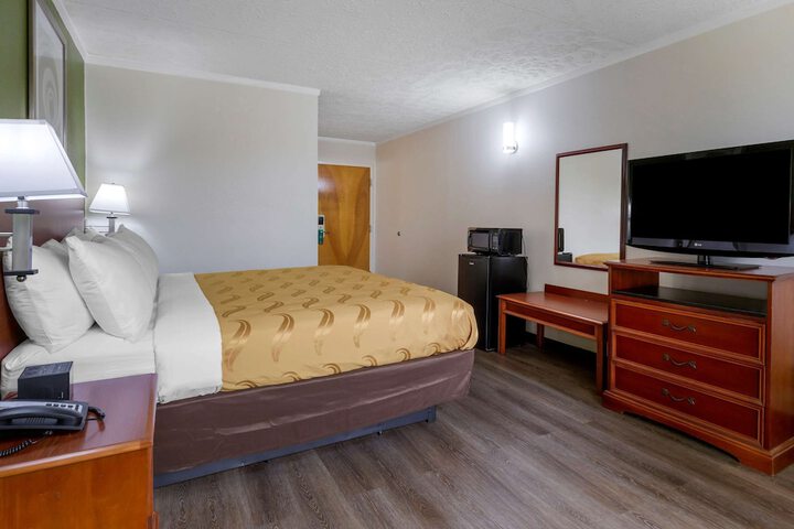 1 King Bed (6 of 10)