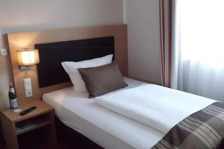 Room 6 of 40
