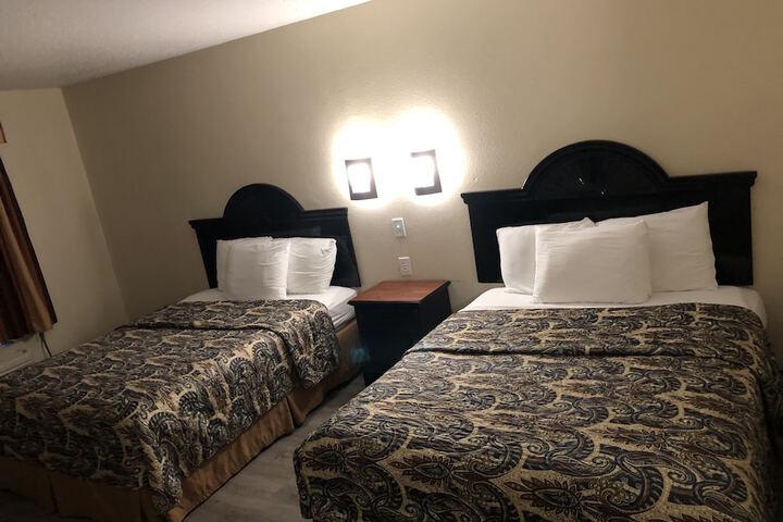 1 Queen Bed (18 of 37)