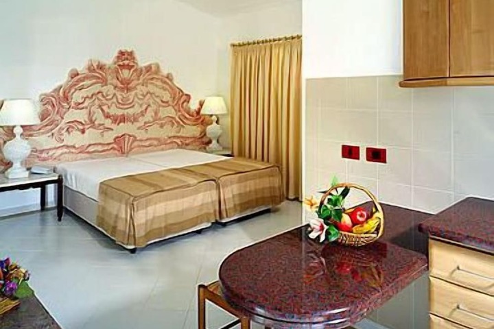 Room 14 of 65