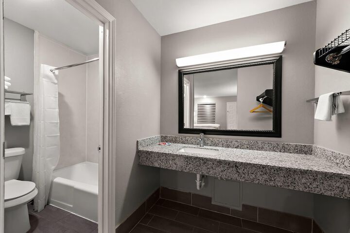 Room 34 of 47