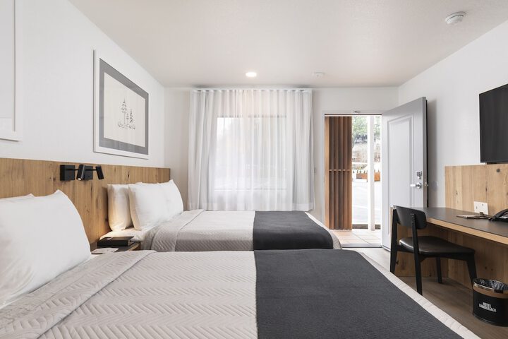 2 Queen Beds (8 of 10)