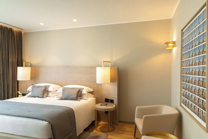 Room 102 of 156