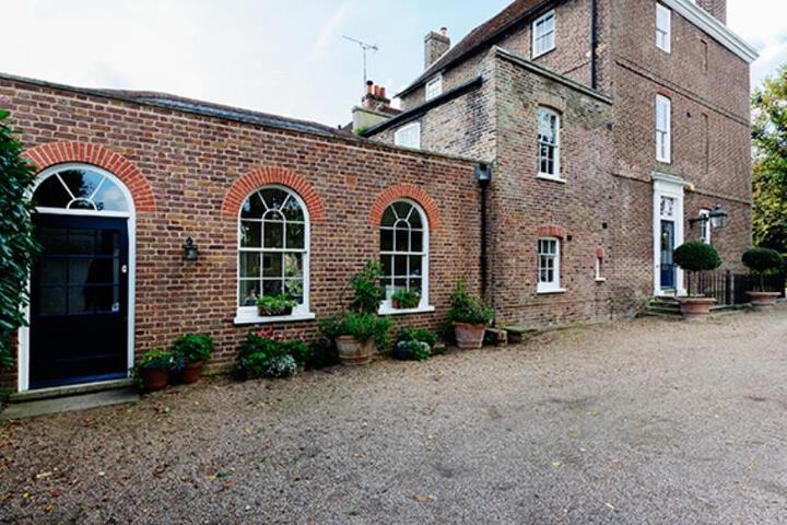 Veeve Richmond 6 Bed Family Home in South West London