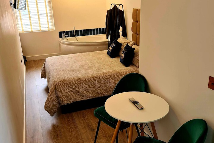 Room 9 of 25