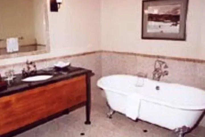 Room 4 of 8