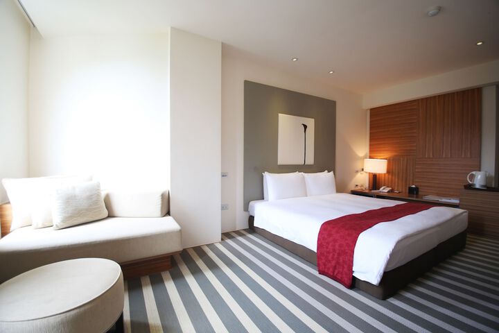 Room 4 of 77