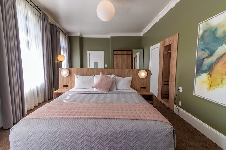 1 King Bed (5 of 16)
