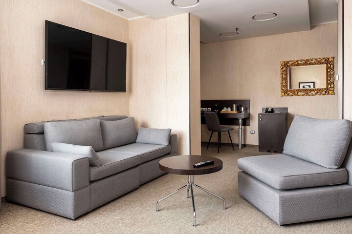 Room 43 of 182