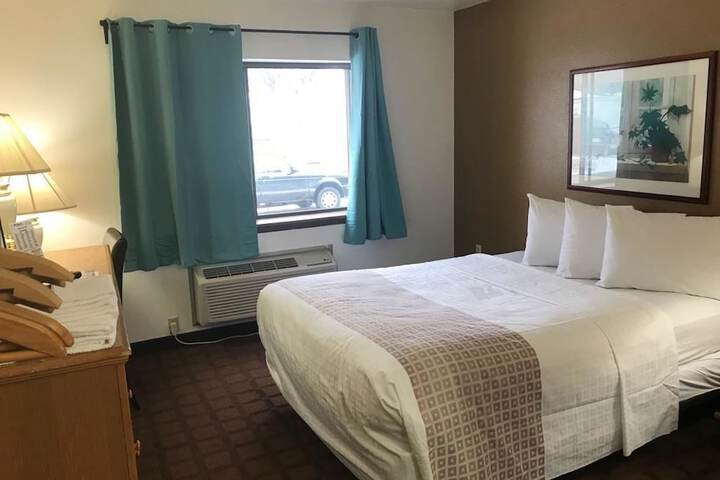 1 Queen Bed (4 of 6)