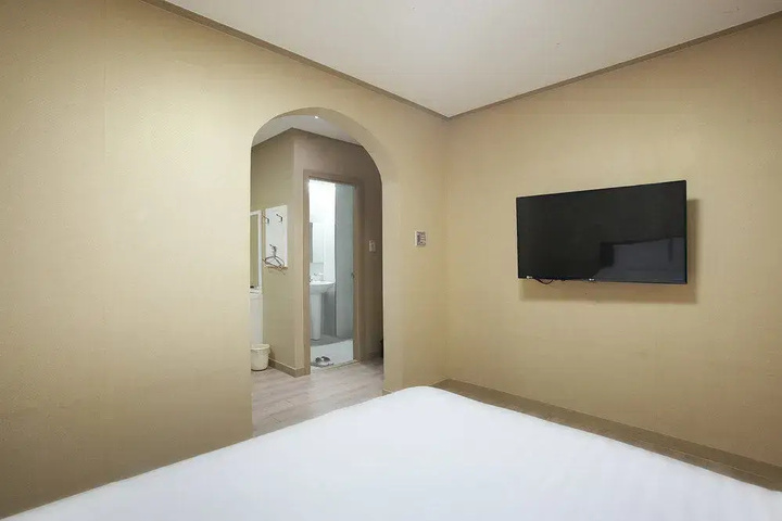 Room 13 of 20