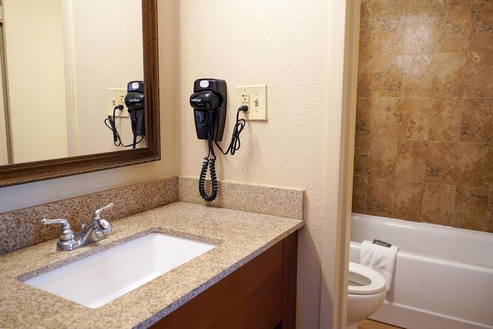 Deluxe Double Room with 2 Double Beds (8 of 17)