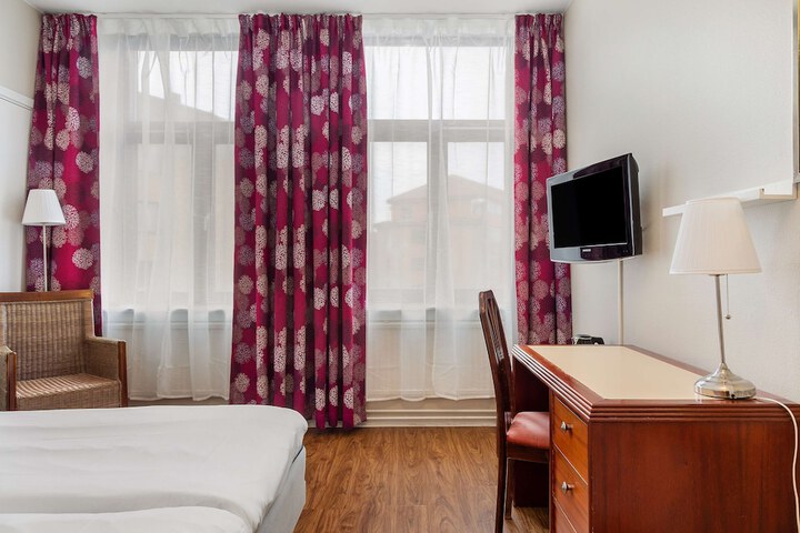Room 10 of 30