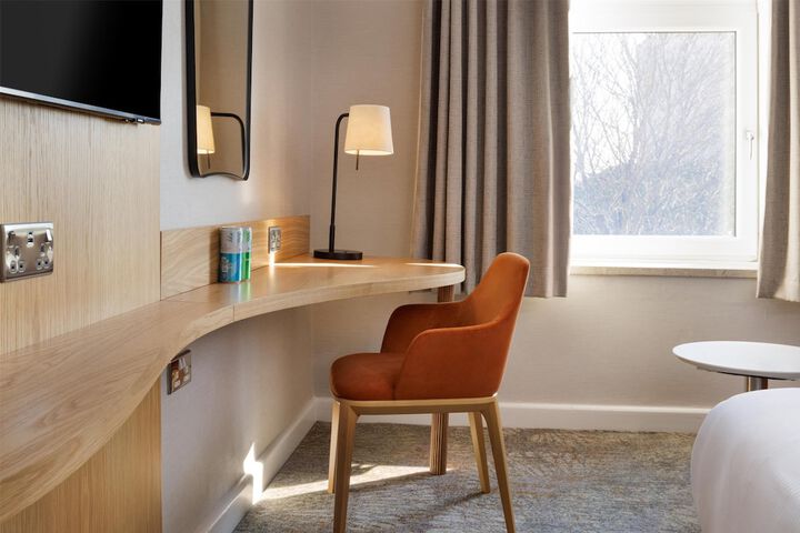Room 18 of 103