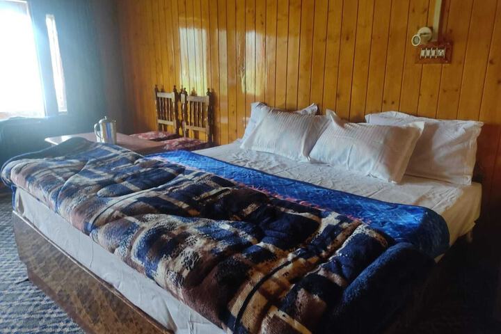 Room 7 of 12